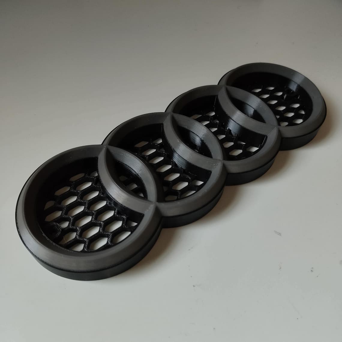 Emblemă Audi 3D Print pentru Grilaj – Design Honeycomb, Custom Look, Material Rezistent, Accesorii Exterior Auto - Imagine 1