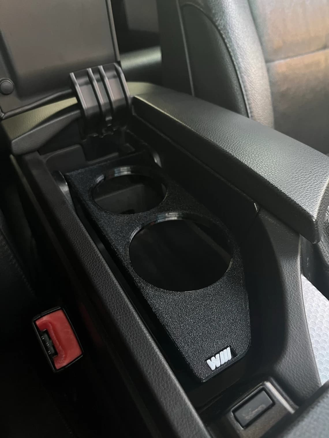 Suport Pahare BMW E60/E61 – Insert Central Printat 3D, Design Stabil și Perfect Integrat - Imagine 1